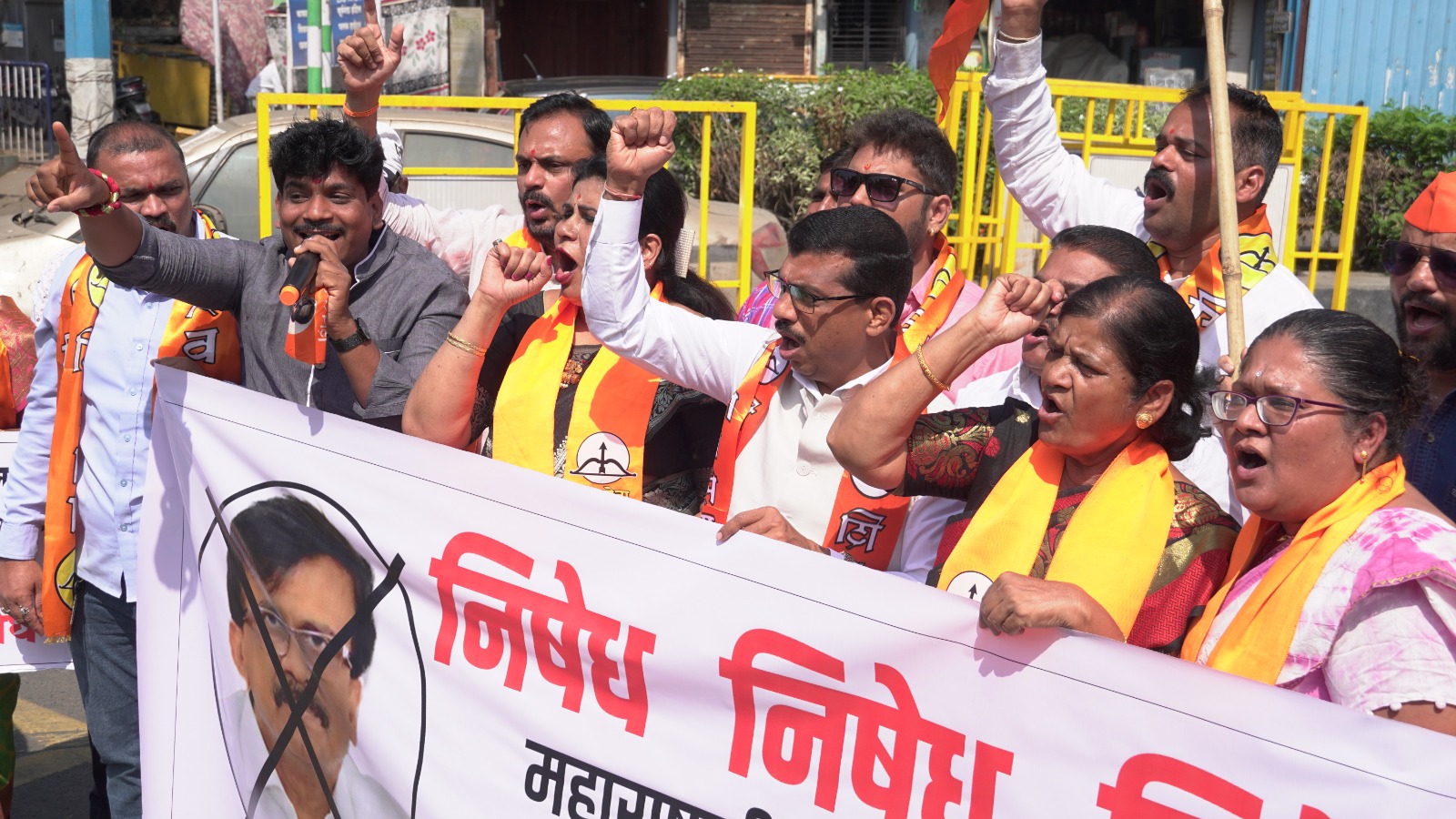 Read more about the article *महिला भगिनींचा अपमान करणाऱ्या संजय राऊतच्या निषेधार्थ  शिवसेनेचे निषेध आंदोलन..!*