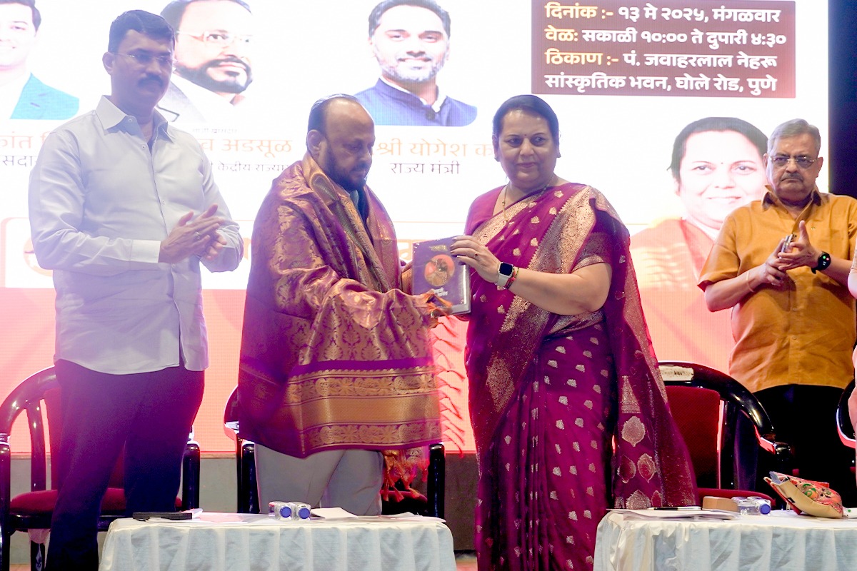 Read more about the article *निष्ठावंतांना संधी देणारे शिवसेनाप्रमुख बाळासाहेब ठाकरे यांचे एकनाथ शिंदे हेच खरे वारसदार : शिवसेना नेते माजी खासदार आनंदराव आडसूळ*            *उपसभापती डॉ नीलमताई गोऱ्हे यांनी आयोजित केलेल्या शिबिराचा आगामी निवडणुकीत फायदा होणार